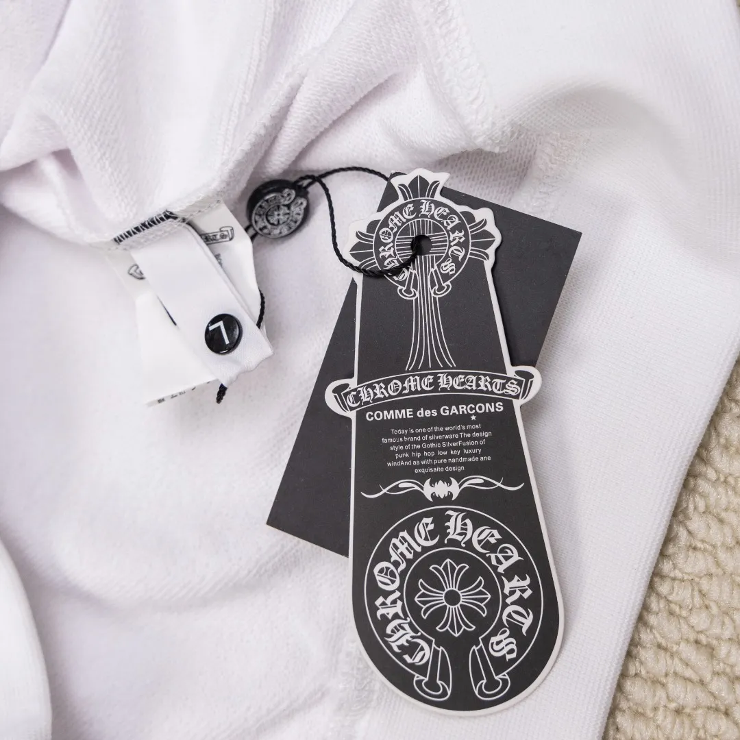 P190 Chrome Hearts/Chrome Hearts CH arm cross horseshoe Sanskrit off-shoulder round neck sweatshirt for women. Selected Xinjiang Chinese cotton fabric. The texture is delicate and soft, gentle and non-prickly. The loose version is not tight. It is an indispensable wardrobe item for goddesses!  Color: White Size "S M L